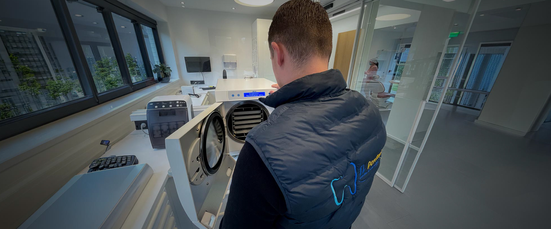 Lucas Turpin technicien en matériel pour cabinet de dentiste, entretien d'un autoclave