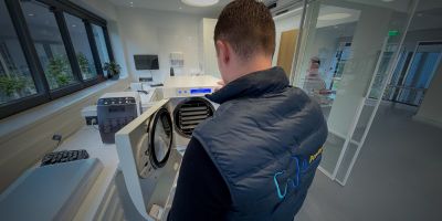 Lucas Turpin technicien en matériel pour cabinet de dentiste, entretien d'un autoclave
