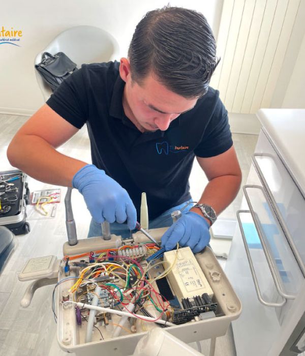 Lucas technicien en matériel dentaire en cours de réparation dans un cabinet de dentiste à Lille